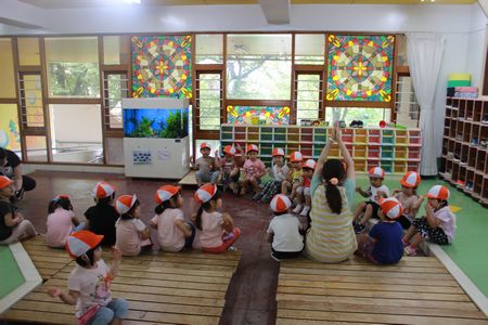 年少組「園庭自由遊び」の様子