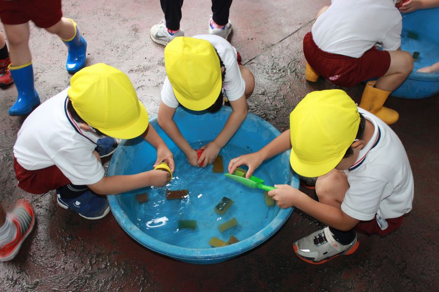 学期末「園庭遊具洗い」の様子