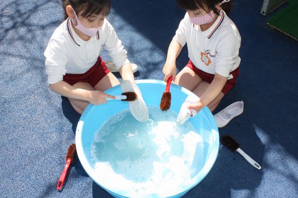 年長組 上靴洗い の様子 さぎぬま幼稚園