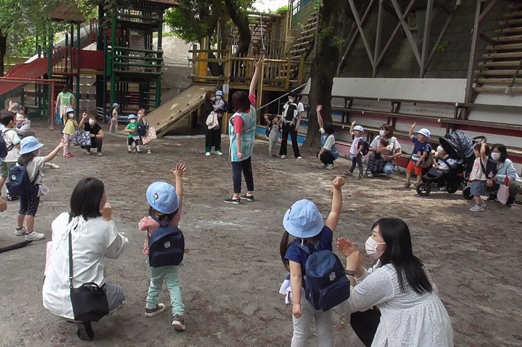 年少組・年中組 母の日にちなんだ『親子の集い』の様子