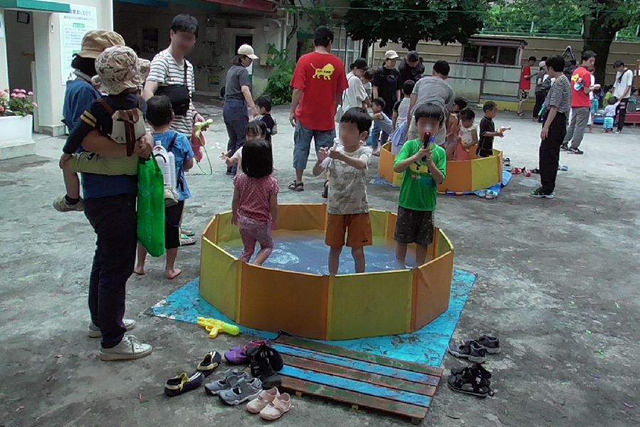 おやじ倶楽部 夏の園庭開放イベント『大水遊び』の様子