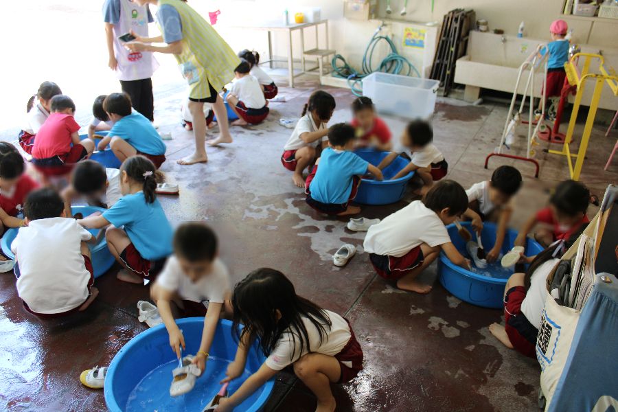 年長組『上靴洗い体験』の様子