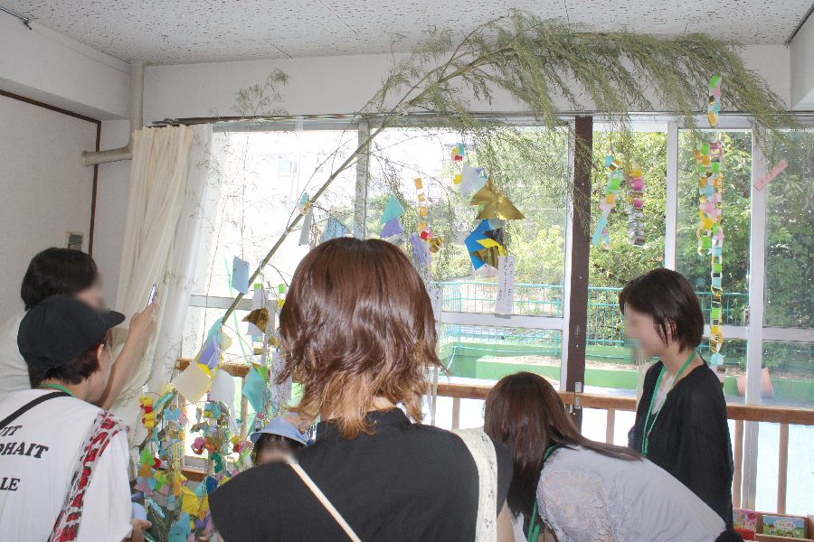 七夕飾りの展示を見る日