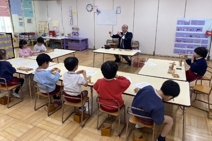 年長組『フレーベルの恩物あそび』の様子