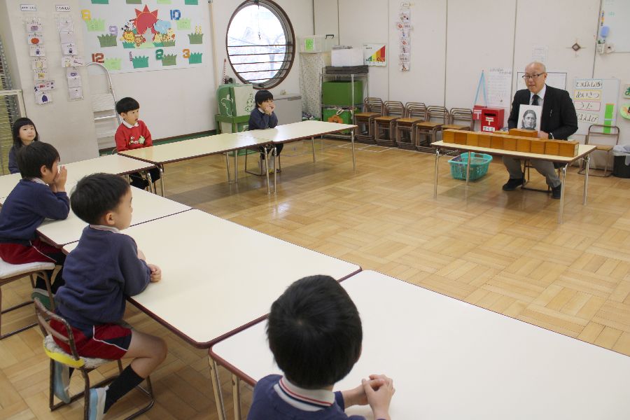 年長組『フレーベルの恩物あそび』の様子