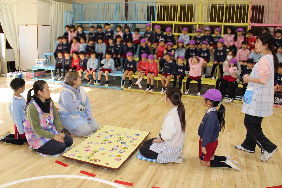 年長組3学期初学年集会『かるた大会』の様子