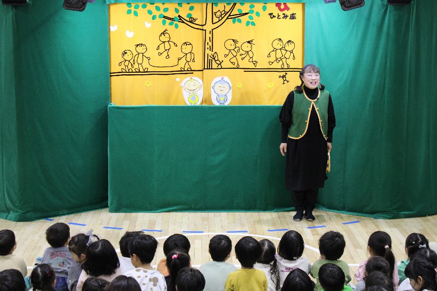 観劇会『ひとみ座人形劇』の様子