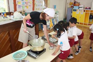 年長組「よもぎ団子作り」