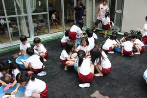 年長組 上履き洗いの様子