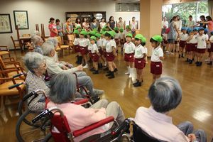 年長組「老人ホーム訪問(2回目)」の様子