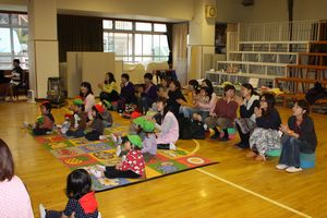 プレイルームくま組「はっぴょうかいごっこ」の様子