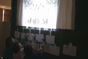 クリスマス観劇会「影絵劇場」の様子