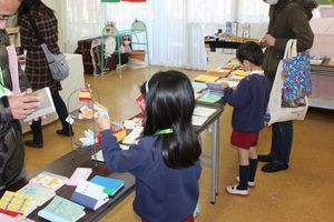 親子で創る 造形あそびの様子