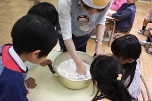 年長組 よもぎ団子作りの様子