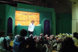 人形劇団ひとみ座観劇会の様子