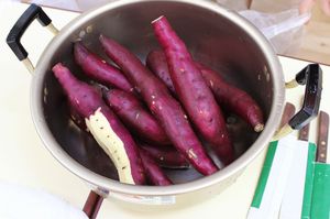 年長組 クッキング「いもようかん作り」の様子