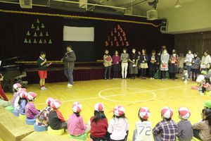 プレイルーム 親子クリスマス会の様子