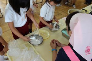 年長組 クッキング Part 2 「じゃが餅作り」の様子