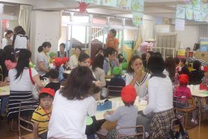 プレイルーム、りんごっこ 夏の「おたのしみ会」の様子