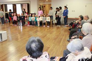 さぎぬまプレイルーム 老人ホーム訪問の様子