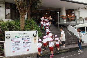 年中組 老人ホーム「グラニー鷺沼・川崎」訪問の様子