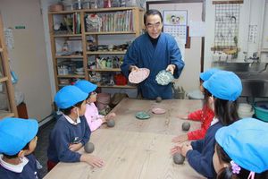 年長組 「卒園記念製作 陶器のお皿作り」の様子