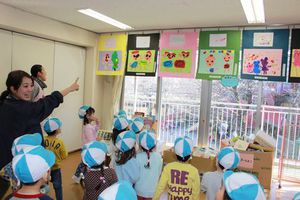 絵画展示鑑賞の様子