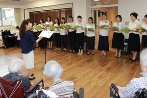 コーラス同好会「老人ホーム訪問」の様子