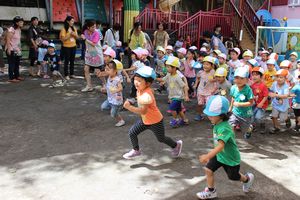 年少組 プレイルーム 保育参観「七夕飾り制作」の様子