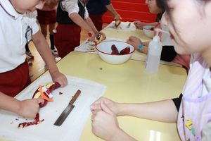 年長組クッキング第四弾「芋ようかんを作ろう」の様子