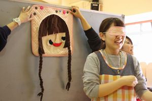 年長組 初学年集会「お正月遊び紹介とクラス対抗カルタ大会」の様子