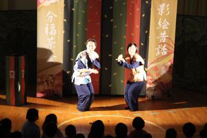 観劇会「ポケット劇場」影絵劇～ぶんぶくちゃがま～(劇団かかし座)の様子