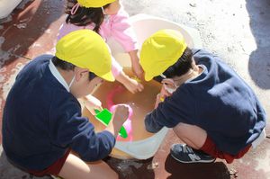 学期末の風物詩『園庭遊具洗い＆大掃除』の様子